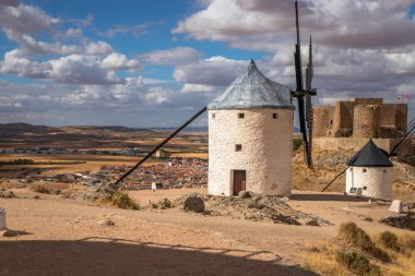 İspanya, Castilla-La Mancha 'da Sunrise' daki Consuegra rüzgar değirmenlerinin güzel bir görüntüsü..