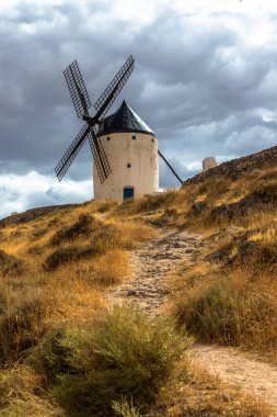 İspanya, Castilla-La Mancha 'da Sunrise' daki Consuegra rüzgar değirmenlerinin güzel bir görüntüsü..