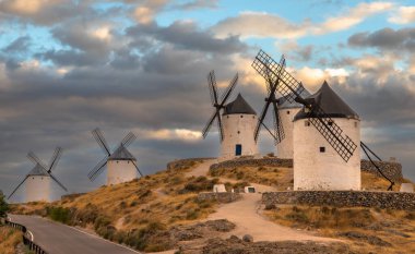 İspanya, Castilla-La Mancha 'da Sunrise' daki Consuegra rüzgar değirmenlerinin güzel bir görüntüsü..
