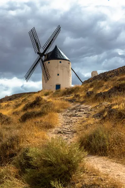 İspanya, Castilla-La Mancha 'da Sunrise' daki Consuegra rüzgar değirmenlerinin güzel bir görüntüsü..