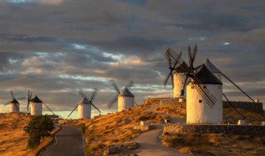 İspanya, Castilla-La Mancha 'da Sunrise' daki Consuegra rüzgar değirmenlerinin güzel bir görüntüsü..