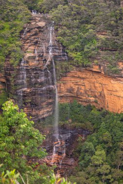 Mavi Dağlar Ulusal Parkı 'nın Katoomba Bölgesi' ndeki Prenses Kaya Gözcüsü 'nden alınan gün, Wentworth Şelalesi' nin çarpıcı manzarasıyla, Mavi Dağlar, NSW, Avustralya