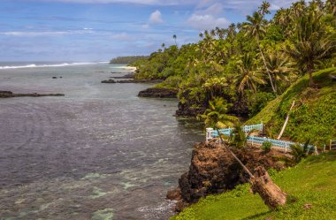 Lotofaga yakınlarındaki adanın güney kıyısında Samoa 'nın inanılmaz kıyı şeridine maruz kalmışlar.