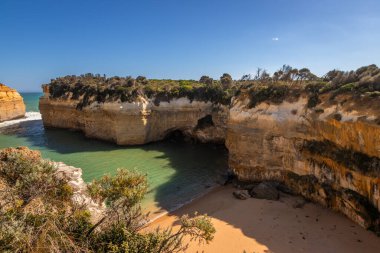 Dünyanın en ikonik doğal oluşumlarından biri olan ve Büyük Okyanus Yolu, Princetown, VİC, Avustralya 'da görülmesi gereken bir simge olan 12 Havarinin Ard Gorge Gölü' nün bir parçası.