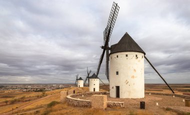 Alcazar de San Juan, El Cerro de San Anton 'un Castilla-La Mancha, İspanya' daki yel değirmenleri.
