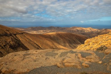 İspanya 'nın Kanarya Adaları, Fuerteventura adası kıyısı boyunca uzanan volkanik manzaranın panoramik bakış açısı