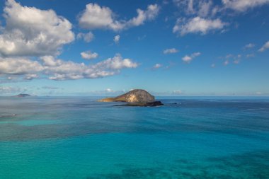 Makapu Gözcüleri 'nin Makapuu Sahili, Kaohikaipu Adası ve Manana Adası' ndan güzel bir manzara.