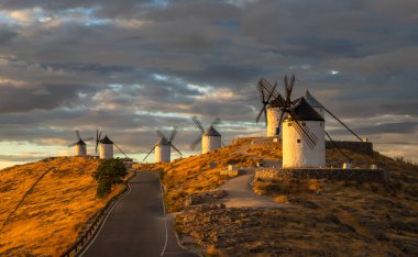 İspanya, Castilla-La Mancha 'da Sunrise' daki Consuegra rüzgar değirmenlerinin güzel bir görüntüsü..