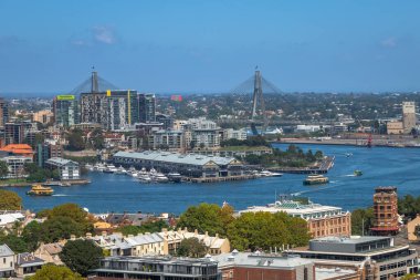 Sydney Limanı Köprüsü 'nden alınan panoramik pozlar Avustralya' nın en ünlü turistik yerlerinden biri ve aynı zamanda Sydney Opera Binası ve Sydney Limanı Köprüsü 'ne ev sahipliği yapıyor..