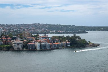 Sydney Limanı Köprüsü 'nden alınan panoramik pozlar Avustralya' nın en ünlü turistik yerlerinden biri ve aynı zamanda Sydney Opera Binası ve Sydney Limanı Köprüsü 'ne ev sahipliği yapıyor..
