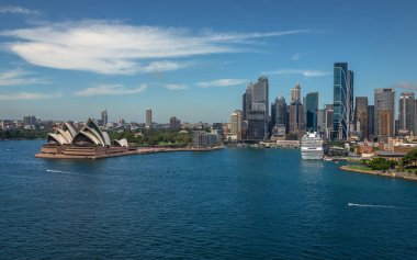 Sydney Limanı Köprüsü 'nden alınan panoramik pozlar Avustralya' nın en ünlü turistik yerlerinden biri ve aynı zamanda Sydney Opera Binası ve Sydney Limanı Köprüsü 'ne ev sahipliği yapıyor..
