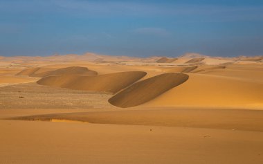 Namibya 'da yapılan Namib Çölü' nün maruziyeti dünyanın en eski çölü olarak kabul edilir ve dünyanın en kurak bölgeleri sis tarafından etkilenen tek kıyı çölleridir.