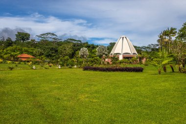 Baha 'i İbadet Evi' nin ve onun güzel bahçelerinin, ruhsal toplanma yerinin ve Apia, Samoa yakınlarındaki ilahi gizemlerin tezahürü..