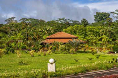 Baha 'i İbadet Evi' nin ve onun güzel bahçelerinin, ruhsal toplanma yerinin ve Apia, Samoa yakınlarındaki ilahi gizemlerin tezahürü..