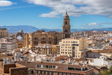 Malaga Katedrali de dahil olmak üzere Malaga 'nın Gibralfaro kentindeki Malaga Kalesi' nden görüntü alındı.