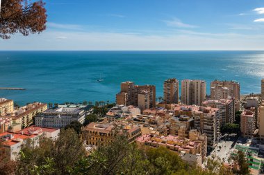 Malaga şehrinin Gibralfaro Mirador 'undan görüntü alınmıştır.