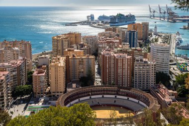 Malaga şehrinin Gibralfaro Mirador 'undan görüntü alınmıştır.