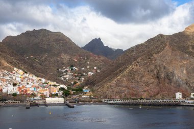 Santa Cruz de Tenerife çevresindeki tepelerin renkli evleriyle, Tenerife, Kanarya Adaları, İspanya