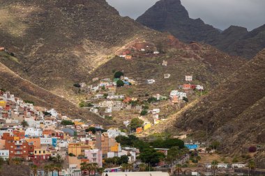 Santa Cruz de Tenerife çevresindeki tepelerin renkli evleriyle, Tenerife, Kanarya Adaları, İspanya