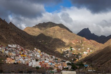 Santa Cruz de Tenerife çevresindeki tepelerin renkli evleriyle, Tenerife, Kanarya Adaları, İspanya