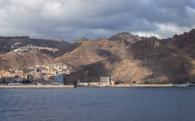 Santa Cruz de Tenerife çevresindeki tepelerin renkli evleriyle, Tenerife, Kanarya Adaları, İspanya