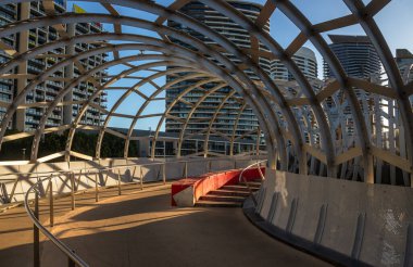 Melbourne, Avustralya 'daki Webb Köprüsü denilen modern ve gelecekçi yaya köprüsünün ortaya çıkışı