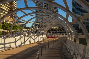 Melbourne, Avustralya 'daki Webb Köprüsü denilen modern ve gelecekçi yaya köprüsünün ortaya çıkışı