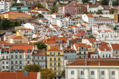 Portekiz, Tagus nehrinden yola çıktıktan sonra Lizbon 'daki Alfama Mahallesi' nin gemi terminalindeki bir yolcu gemisinden panoramik temas yapıldı.