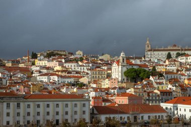 Portekiz, Tagus nehrinden yola çıktıktan sonra Lizbon 'daki Alfama Mahallesi' nin gemi terminalindeki bir yolcu gemisinden panoramik temas yapıldı.