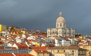 Portekiz, Tagus nehrinden yola çıktıktan sonra Lizbon 'daki Alfama Mahallesi' nin gemi terminalindeki bir yolcu gemisinden panoramik temas yapıldı.