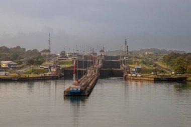 Atlas Okyanusu 'ndan bir yolcu gemisiyle gelirken Gatun Kilitleri' ne maruz kalmış. Gatun kilitleri kanalın kuzeyindedir ve iki şerit ve üç kilit odalarından oluşur..