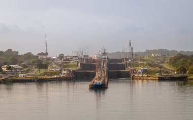 Atlas Okyanusu 'ndan bir yolcu gemisiyle gelirken Gatun Kilitleri' ne maruz kalmış. Gatun kilitleri kanalın kuzeyindedir ve iki şerit ve üç kilit odalarından oluşur..