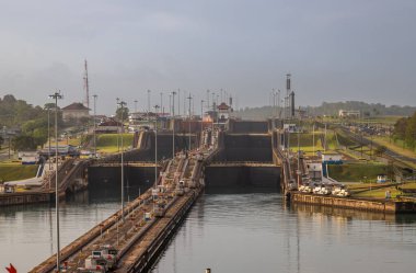 Atlas Okyanusu 'ndan bir yolcu gemisiyle gelirken Gatun Kilitleri' ne maruz kalmış. Gatun kilitleri kanalın kuzeyindedir ve iki şerit ve üç kilit odalarından oluşur..