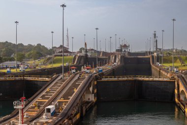 Atlas Okyanusu 'ndan bir yolcu gemisiyle gelirken Gatun Kilitleri' ne maruz kalmış. Gatun kilitleri kanalın kuzeyindedir ve iki şerit ve üç kilit odalarından oluşur..