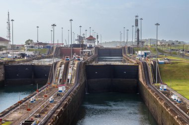 Atlas Okyanusu 'ndan bir yolcu gemisiyle gelirken Gatun Kilitleri' ne maruz kalmış. Gatun kilitleri kanalın kuzeyindedir ve iki şerit ve üç kilit odalarından oluşur..