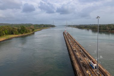 Atlantik Okyanusu 'ndan gelen Gatun Kilitleri' ne maruz kalmışlar. Gatun kilitleri kanalın kuzeyindedir ve iki şerit ve üç kilit odalarından oluşur..