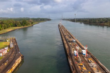 Atlantik Okyanusu 'ndan gelen Gatun Kilitleri' ne maruz kalmışlar. Gatun kilitleri kanalın kuzeyindedir ve iki şerit ve üç kilit odalarından oluşur..