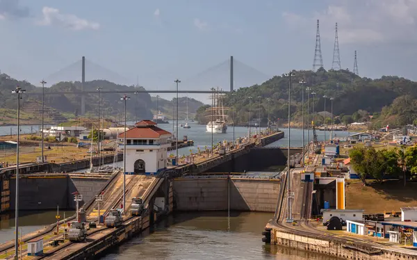 Pedro Miguel Kilitleri 'nin yeri Miraflores Kilitleri' nin kuzeyinde..