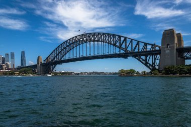 Sydney Limanı Köprüsü 'nün ve Sydney' nin şehir merkezinin kuzey kıyısı Mattawunga 'dan harika bir görüntüsü..