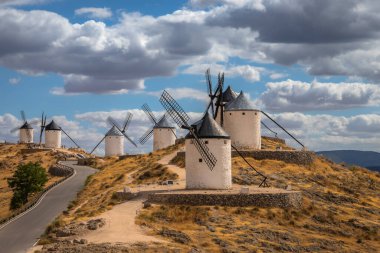 İspanya, Castilla-La Mancha 'da yer alan Consuegra' nın yel değirmenlerinin güzel görüntüsü La Mancha 'nın usta beyefendisi Don Kişot' a ilham kaynağı Miguel de Cervantes 'in İspanyol romanı