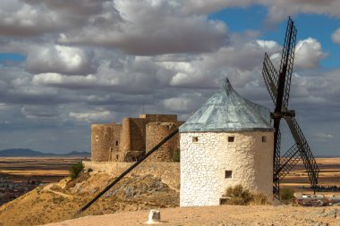 İspanya, Castilla-La Mancha 'da yer alan Consuegra' nın yel değirmenlerinin güzel görüntüsü La Mancha 'nın usta beyefendisi Don Kişot' a ilham kaynağı Miguel de Cervantes 'in İspanyol romanı
