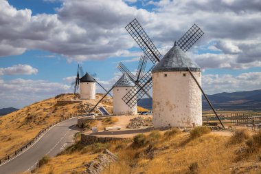 İspanya, Castilla-La Mancha 'da yer alan Consuegra' nın yel değirmenlerinin güzel görüntüsü La Mancha 'nın usta beyefendisi Don Kişot' a ilham kaynağı Miguel de Cervantes 'in İspanyol romanı