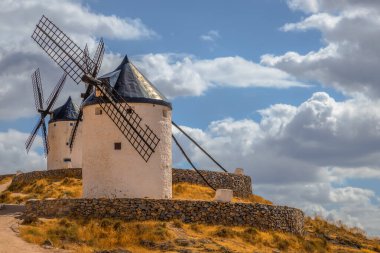 İspanya, Castilla-La Mancha 'da yer alan Consuegra' nın yel değirmenlerinin güzel görüntüsü La Mancha 'nın usta beyefendisi Don Kişot' a ilham kaynağı Miguel de Cervantes 'in İspanyol romanı