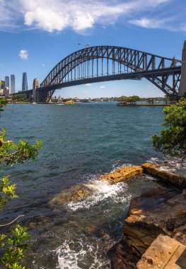 Sydney Limanı Köprüsü 'nün ve Sydney' nin şehir merkezinin kuzey kıyısı Mattawunga 'dan harika bir görüntüsü..