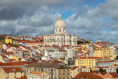 Portekiz, Tagus nehrinden yola çıktıktan sonra Lizbon 'daki Alfama Mahallesi' nin gemi terminalindeki bir yolcu gemisinden panoramik temas yapıldı.