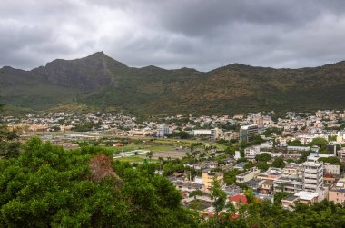Mauritius 'un başkenti Port Louis' in Citadelle (Fort Adelaide) 'den yapılan teşhir sonucu, Champ de Mars' ın (at yarışı pisti)).