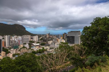 Mauritius 'un başkenti Port Louis' in Citadelle (Fort Adelaide) 'den yapılan teşhir sonucu, Champ de Mars' ın (at yarışı pisti)).
