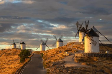 İspanya, Castilla-La Mancha 'da Sunrise' daki Consuegra rüzgar değirmenlerinin güzel bir görüntüsü..
