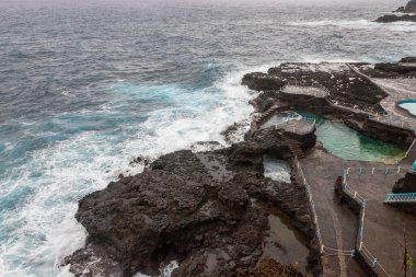 Santa Cruz de La Palma 'nın en güzel yüzme havuzu olarak kabul edilen El Charco Azul, San Andres y Sos, Isla de La Palma, İspanya' da yer almaktadır.