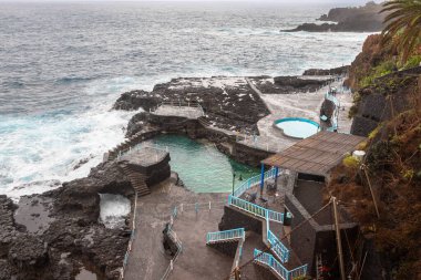 Santa Cruz de La Palma 'nın en güzel yüzme havuzu olarak kabul edilen El Charco Azul, San Andres y Sos, Isla de La Palma, İspanya' da yer almaktadır.